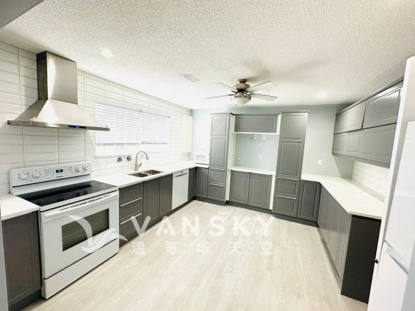 250822090705_kitchen first floor.jpg